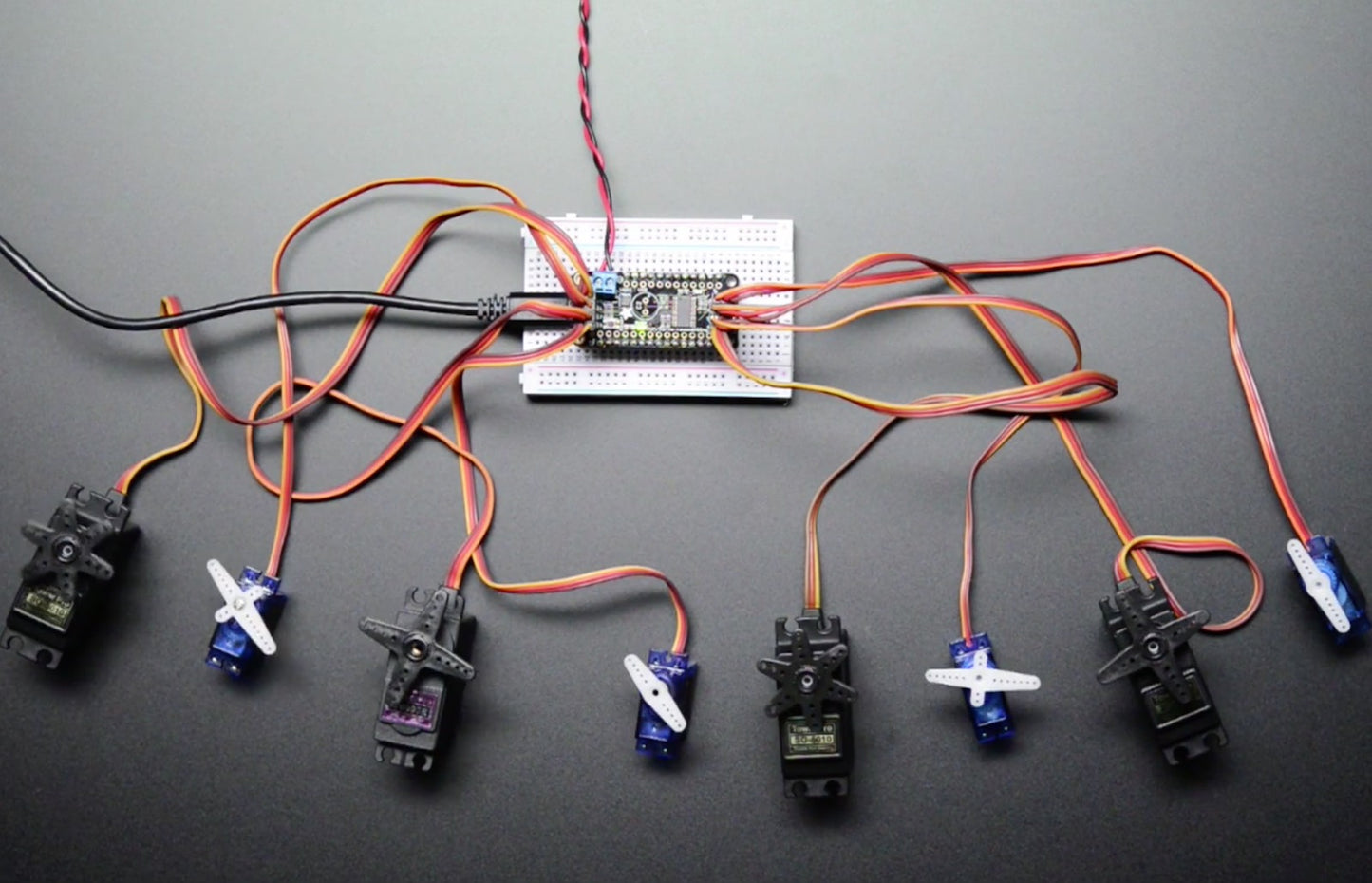 Adafruit 8-Kanal PWM/Servo FeatherWing Add-on für alle Feather Boards, 2928