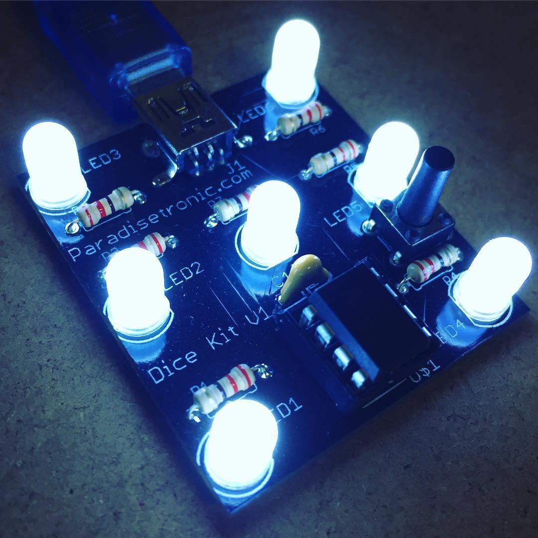 Würfelbausatz / Dice Kit mit grüner Platine, weißdiffusen LEDs und Atmel AVR Mikrocontroller